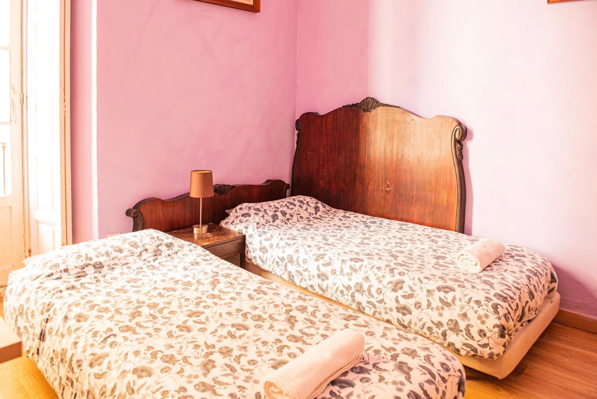 Private Rooms In Historic Building On The Square Малага Экстерьер фото