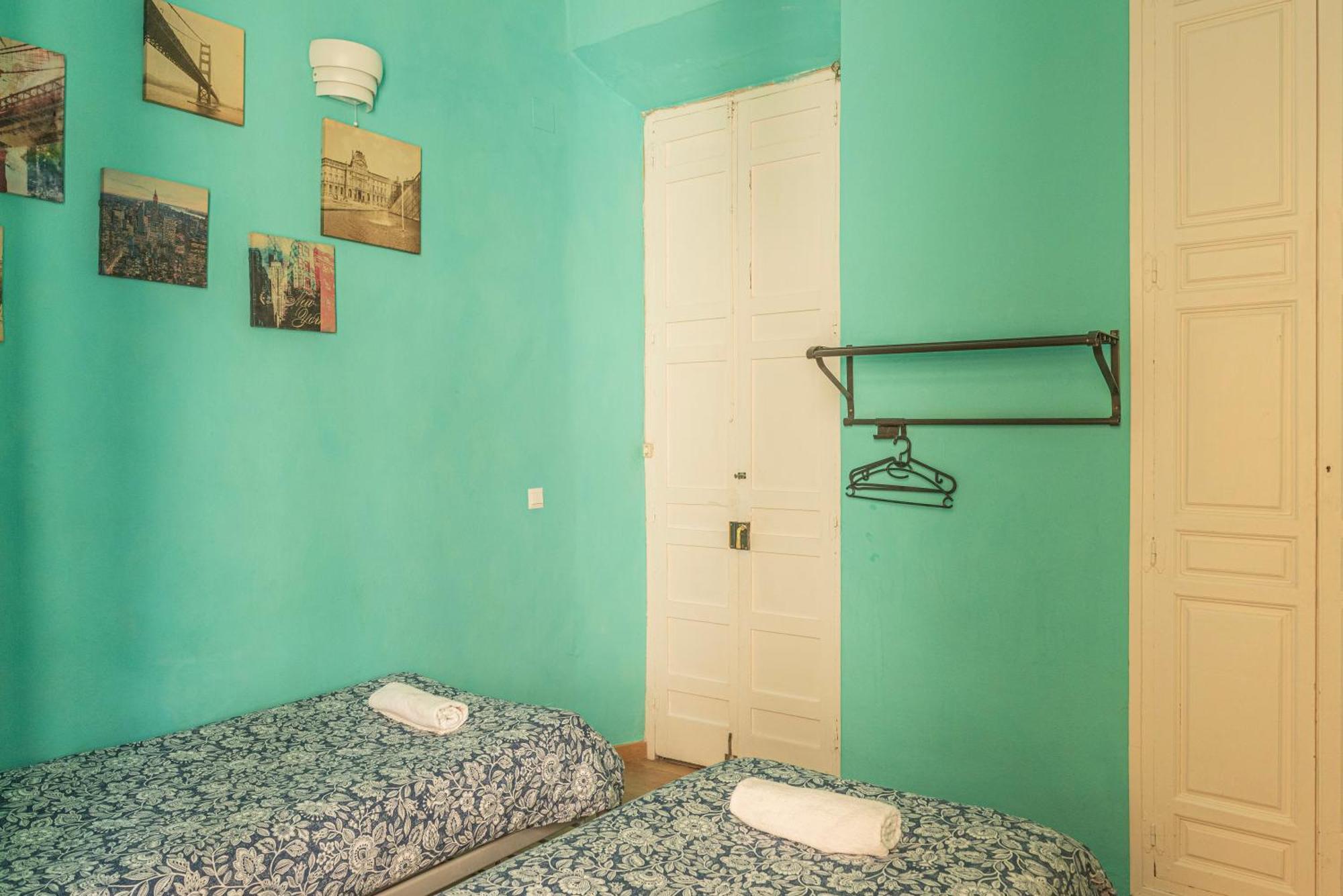 Private Rooms In Historic Building On The Square Малага Экстерьер фото