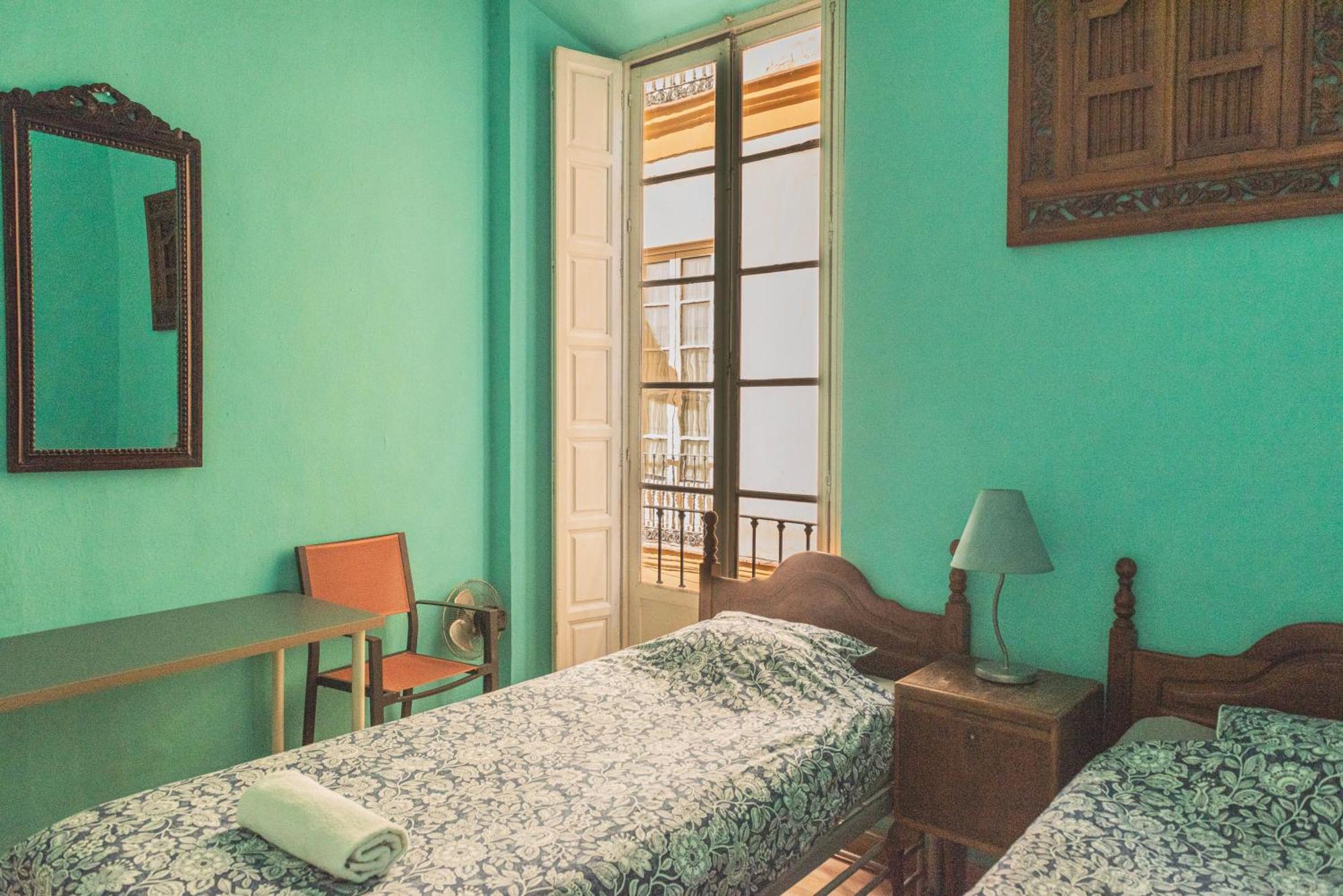 Private Rooms In Historic Building On The Square Малага Экстерьер фото