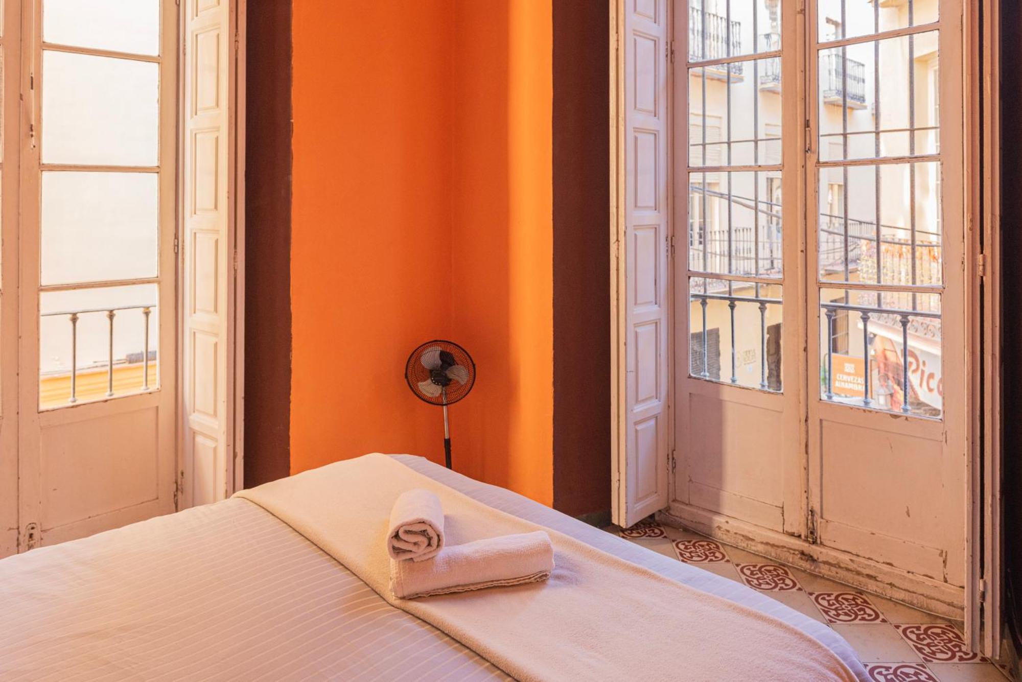 Private Rooms In Historic Building On The Square Малага Экстерьер фото